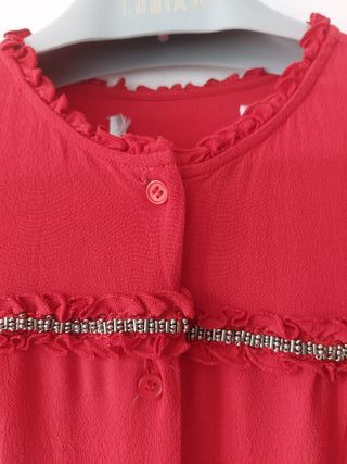 Abito rosso con decorazioni