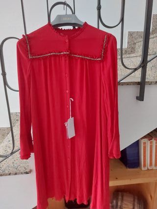 Abito rosso con decorazioni