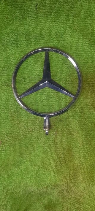 INSIGNIA DE MERCEDES