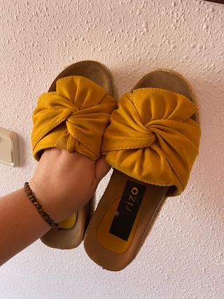 Sandalias, color mostaza