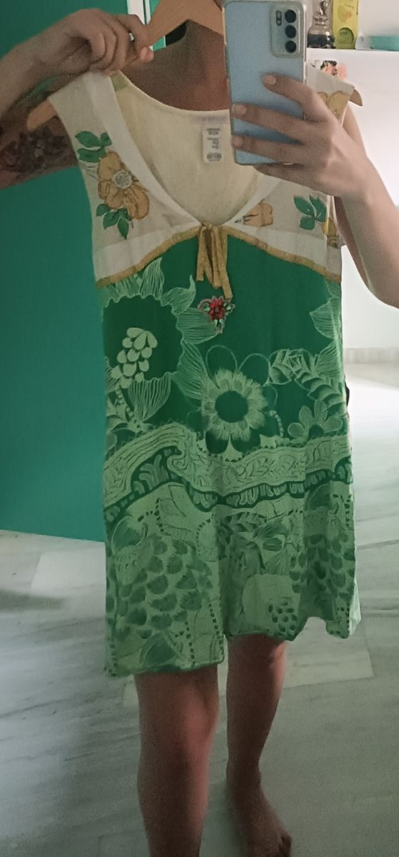 Vestido estampado verde de Custo Barcelona.