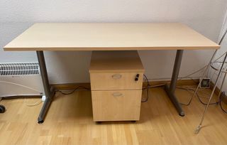 tavolo ufficio e cassettiera in legno con ruote