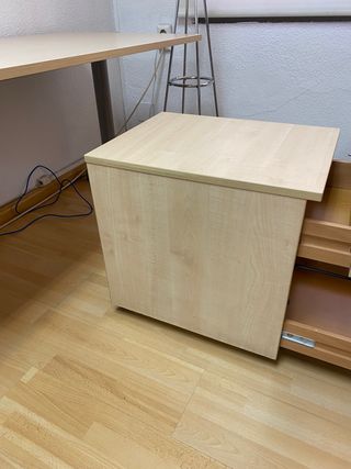 tavolo ufficio e cassettiera in legno con ruote