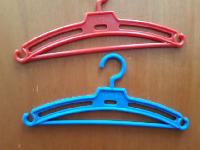 Perchas, mantón, calcetines... Nancy de Famosa