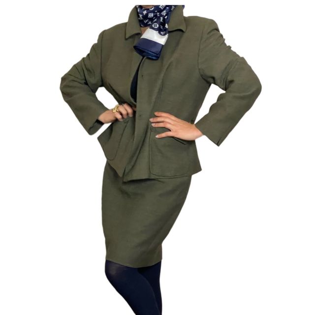 Traje vintage de chaqueta y falda verde militar
