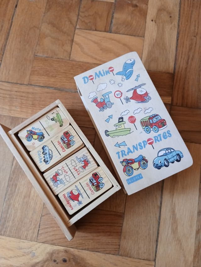 Juego de dominó de madera con dibujos de vehículos