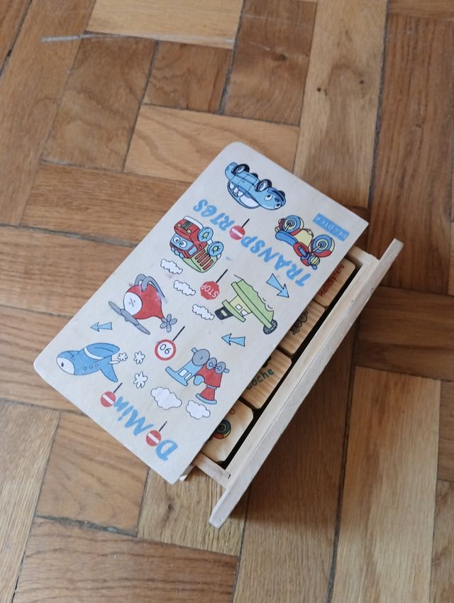 Juego de dominó de madera con dibujos de vehículos