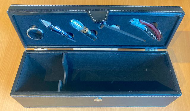 Estuche piel para botella de vino con accesorios 