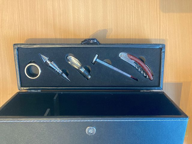 Estuche piel para botella de vino con accesorios 