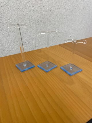 Expositores de anillos y pulseras.