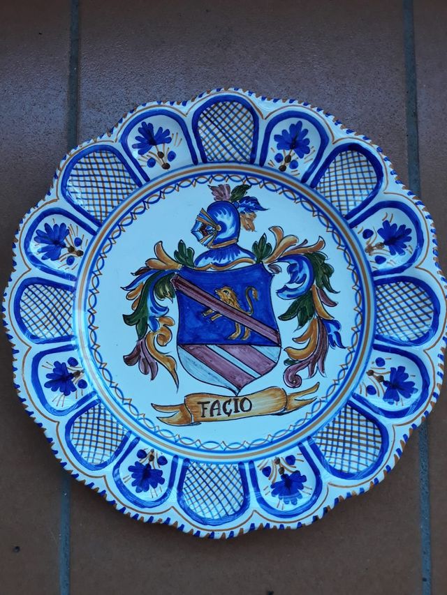 Plat de ceràmica heràldic de Talavera.