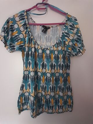 Camiseta elastica Hm tonos azules,amarillo y blanc