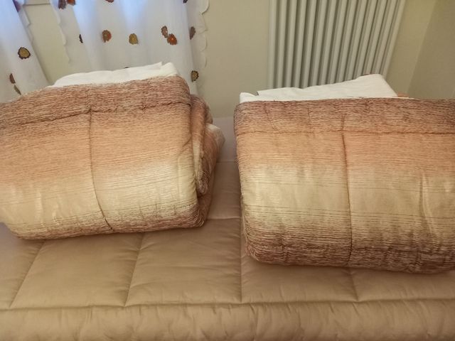 due piumoni  ad una piazza