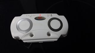 FUNDA CON ALTAVOCES PSP 2000 