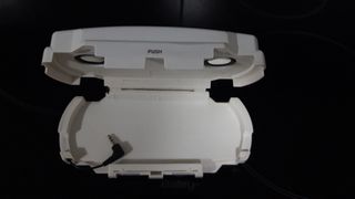 FUNDA CON ALTAVOCES PSP 2000 