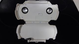 FUNDA CON ALTAVOCES PSP 2000 