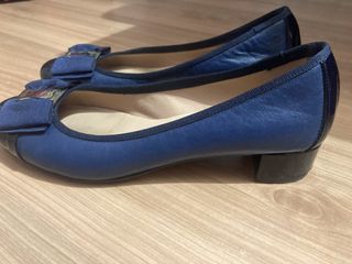 Zapatos  de piel en azul con lazo en talla 37