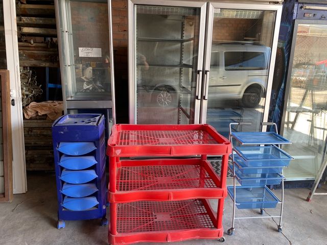 Vitrinas y estanterías