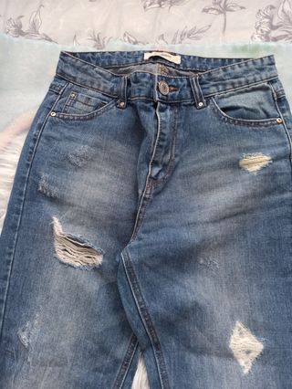 Vaqueros rotos Stradivarius 32