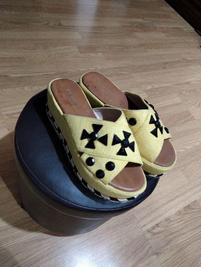 sandalias amarillas sin usar