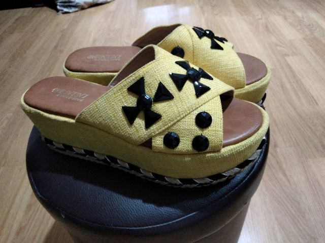 sandalias amarillas sin usar