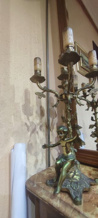 Dos candelabros de bronce