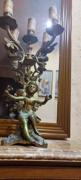 Dos candelabros de bronce