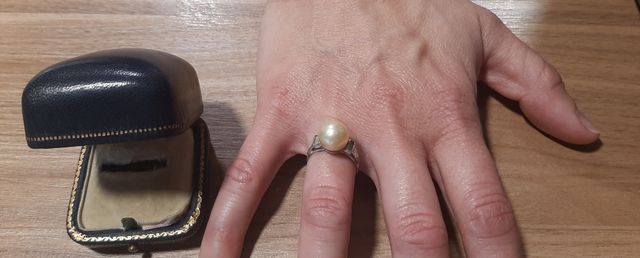 Precioso y antiguo anillo de plata con gran perla