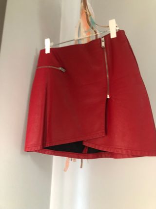 Falda roja poli piel