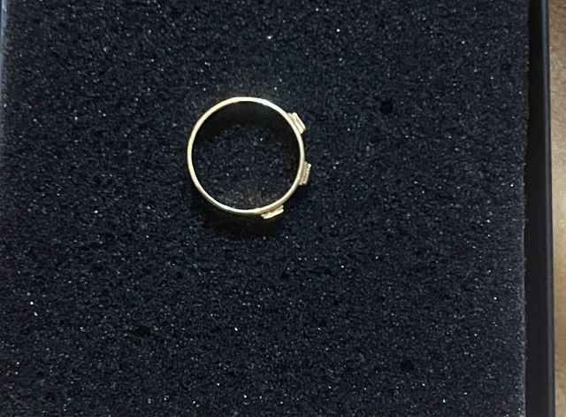 Anillo con piedras de oro 18kilates