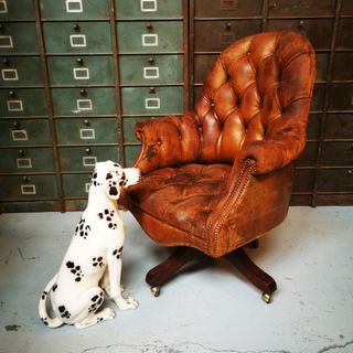 butaca despacho. cuero. Antigua.