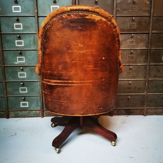 butaca despacho. cuero. Antigua.