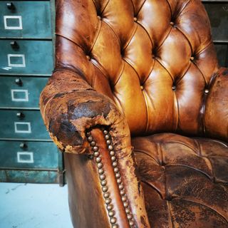 butaca despacho. cuero. Antigua.