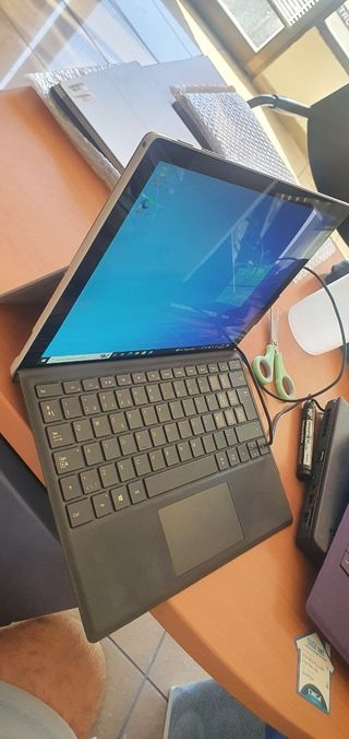 SARFACE PRO 4 I5 6300U 8 RAM 256 SDD