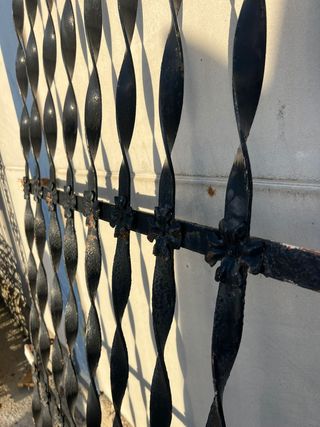 Bonita reja hecha a fragua, torneada y con adornos