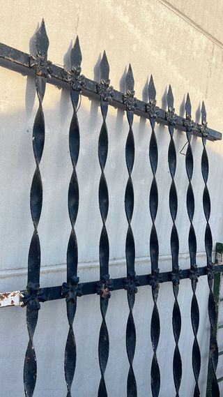 Bonita reja hecha a fragua, torneada y con adornos