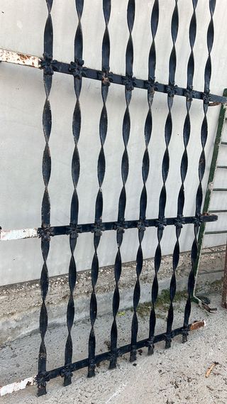 Bonita reja hecha a fragua, torneada y con adornos