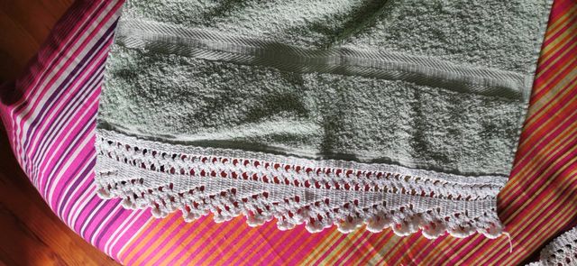 puntilla hecha a mano. de ganchillo