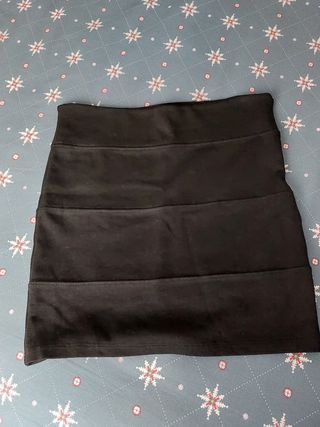 Falda negra de stradivarius 