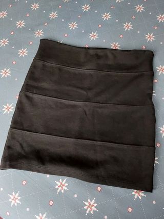 Falda negra de stradivarius 