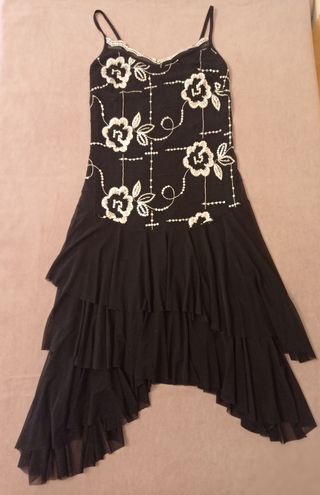 Vestido de fiesta de tirantes con Chal.