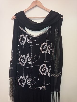 Vestido de fiesta de tirantes con Chal.