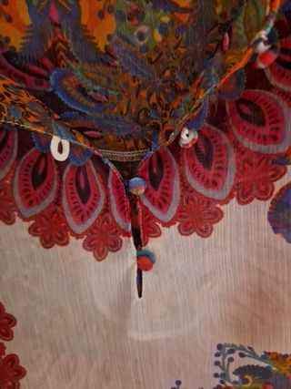 blusa semitransparente desigual