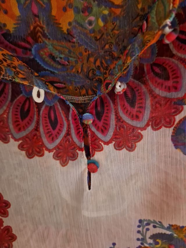 blusa semitransparente desigual