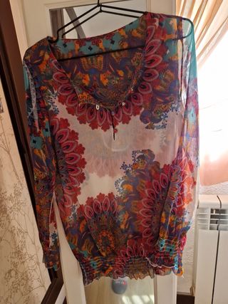 blusa semitransparente desigual
