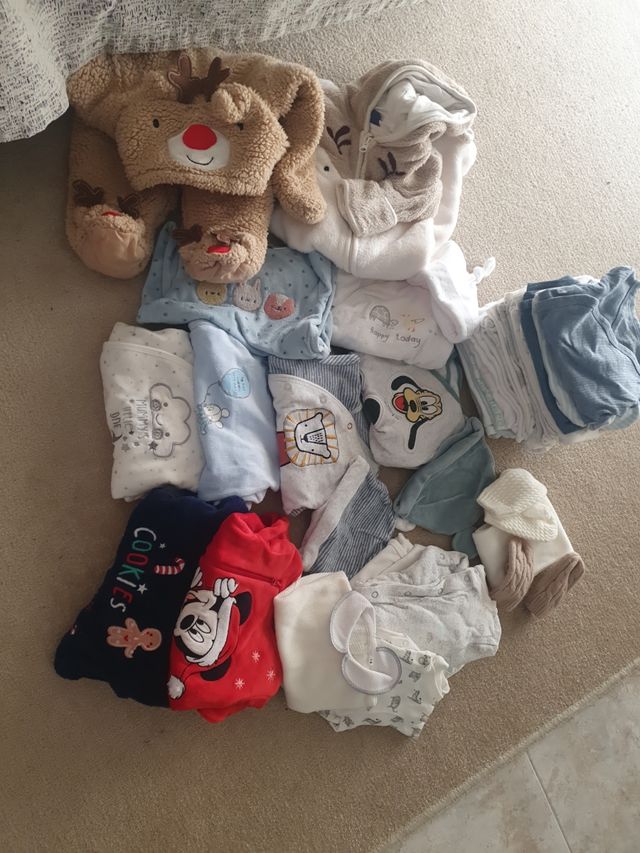 Lote de ropa bebé de segunda mano por 25 EUR en Tarragona en WALLAPOP
