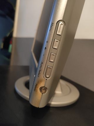 Monitor HP 17" VGA con altavoces.