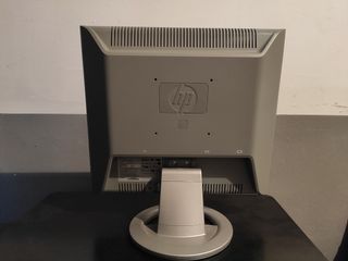Monitor HP 17" VGA con altavoces.