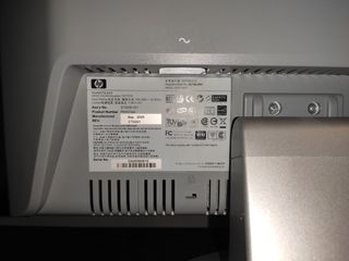 Monitor HP 17" VGA con altavoces.