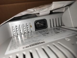 Monitor HP 17" VGA con altavoces.